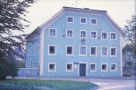 Blaues Haus, Fotografiert ist die Giebelfront mit Eingangstür